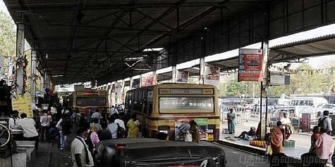 பேருந்தில் வைத்து தாய் வெட்டிக் கொலை - மகன் கைது