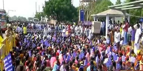 மனு கொடுக்க திரண்ட ஆயிரக்கணக்கான பட்டாசு தொழிலாளர்கள்