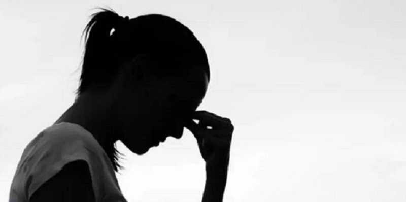 போட்டோ ட்ரோல் ஆனதால் விரக்தி - நேரலையில் இளம்பெண் தற்கொலை முயற்சி