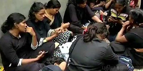 போலீஸ் பாதுகாப்போடு பயணித்த 11 பெண்கள் : மிரட்டிய பக்தர்கள்.. நிறுத்தப்பட்ட பயணம்..