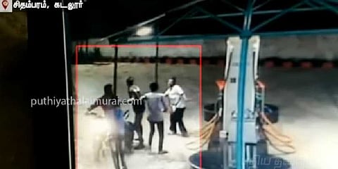 பெட்ரோல் பங்க் ஊழியரை சரமாரியாக வெட்டும் கொள்ளையர்கள்! சிசிடிவி காட்சி