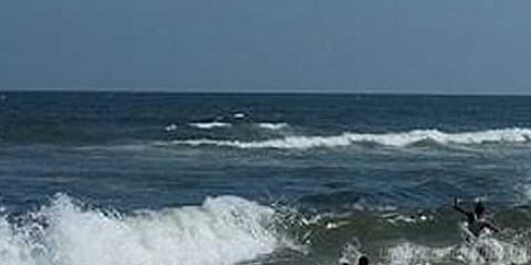 மெரினாவில் டைவ் அடித்து குளித்த போலீஸ் : படுகாயத்துடன் மீட்பு