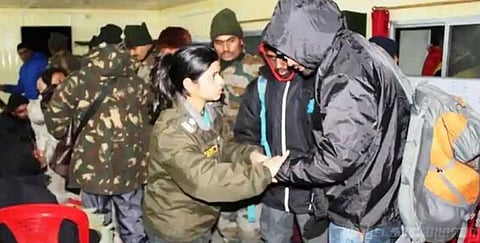 சிக்கிமில் சிக்கிய 2500 சுற்றுலா பயணிகளை மீட்டது ராணுவம்!