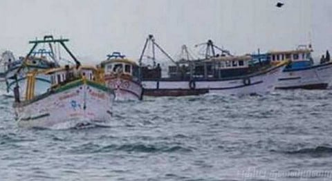 தமிழக மீனவர்கள் மீது பெட்ரோல் குண்டு வீசி தாக்குதல்..!