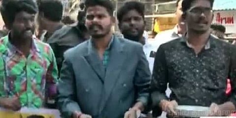 கிரண்பேடியை எதிர்த்து பிச்சை எடுக்கும் போராட்டம் நடத்திய இளைஞர்கள்