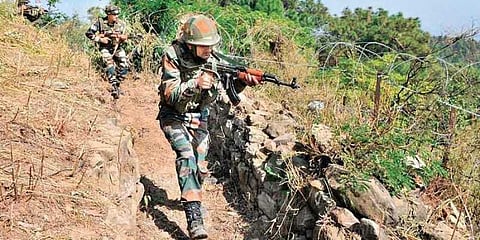 காஷ்மீரில் ஊடுருவ முயற்சி : 2 பாக். வீரர்கள் சுட்டுக்கொலை