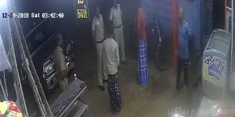 ‘டீ மாஸ்டரை போலீஸ் அடித்ததாக புகார்’ - வெளியான சிசிடிவி காட்சிகள்