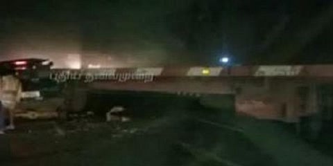 கண்டெய்னர் லாரி மீது கார் மோதிய விபத்தில் 5 பேர் பலி