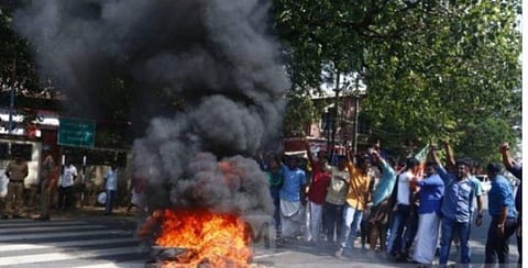 கேரள முழு அடைப்பில் வன்முறை: தீ வைப்பு, கலவரத்தில் 6 பேர் படுகாயம்