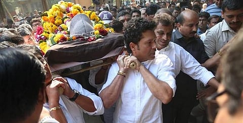 குருவின் உடலைச் சுமந்து சென்று சச்சின் கண்ணீருடன் அஞ்சலி