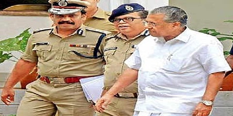 பினராயி விஜயனின் பாதுகாப்பு வாகனம் மோதி 4 பேர் காயம்