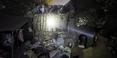 தொழிற்சாலை கட்டிடம் இடிந்து விழுந்து விபத்து - 7 பேர் பலி