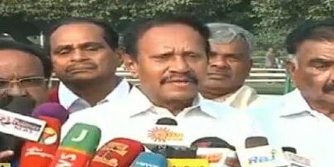 கர்நாடகாவில் வெற்றி பெற தமிழகத்திற்கு வஞ்சகம் - தம்பிதுரை குற்றச்சாட்டு