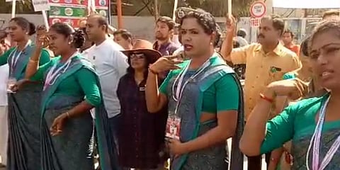 ஹெல்மெட் குறித்து விழிப்புணர்வு ஏற்படுத்தும் திருநங்கைகள் !