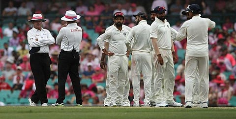 சிட்னி டெஸ்ட்: போதிய வெளிச்சம் இல்லாததால் ஆட்டம் நிறுத்தம்!