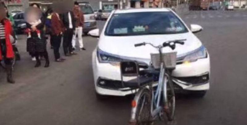 இதை பொய் என்றே நினைத்தார்கள்: சைக்கிள் மோதி நெளிந்த கார்!