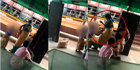 பெண் பயணியை சரமாரியாக தாக்கும் பஸ் நடத்துனர் !