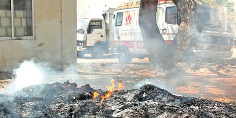 மருத்துவமனை வளாகத்தில் எரிக்கப்படும் குப்பைகள் : புகையால் நோயாளிகள் கடும் அவதி