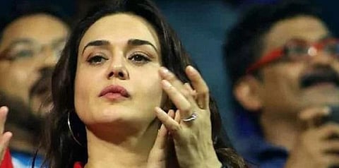 குழம்பி நின்ற ப்ரீத்தி ஜிந்தாவை வறுத்தெடுத்த ரசிகர்கள்