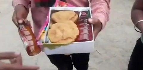 பாஜக பிரமுகர் கோயில் விழாவில் மதுபாட்டில்கள் விநியோகம்