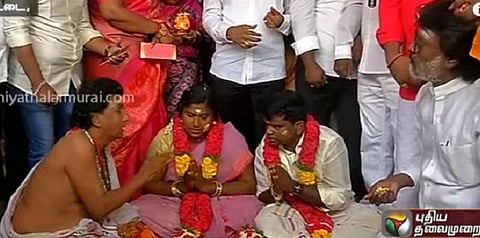 திருமண மண்டபமான திரையரங்கம்! - காதல் ஜோடிக்கு ரஜினி ரசிகர்கள் டும்..டும்..டும்