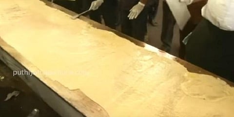 கின்னஸ் சாதனை முயற்சியாக 100 அடி நீள மெகா தோசை