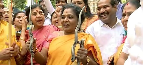 மான்கொம்பு சண்டை போட்ட தமிழிசை !