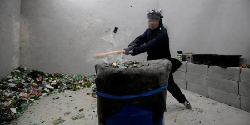 “கோபம் வந்தால் பொருட்களை உடைங்க” - இளைஞர் திறந்த விநோதக் கடை