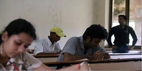 ஒரே நாளில் இரண்டு வங்கித்தேர்வுகள் - தேர்வாளர்கள் குழப்பம்