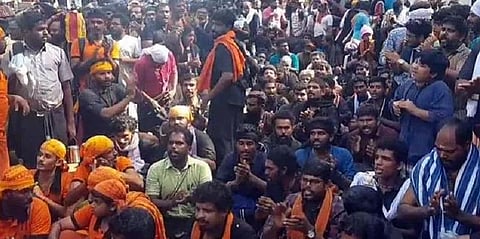 சபரிமலையில் வழிபட முயன்ற 2 பெண்கள் தடுத்து நிறுத்தம் - அதிகாலையில் பதட்டம்