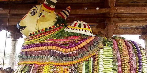 தஞ்சை மகாநந்திக்கு 2 டன் காய்கனிகளால் சிறப்பு அலங்காரம்