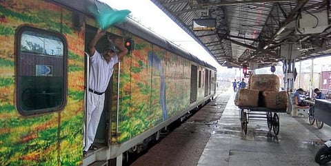 துரந்தோ எக்ஸ்பிரஸில் கத்தி முனையில் கொள்ளை: பயணிகள் அதிர்ச்சி!