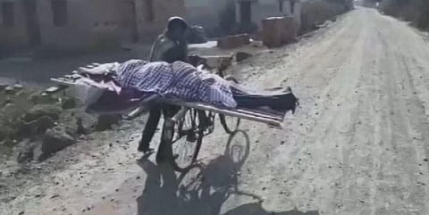 சாதி கொடுமை: தாயின் உடலை தனியாளாக 5.கிமீ சைக்கிளில் கொண்டு சென்று அடக்கம் செய்த மகன்!