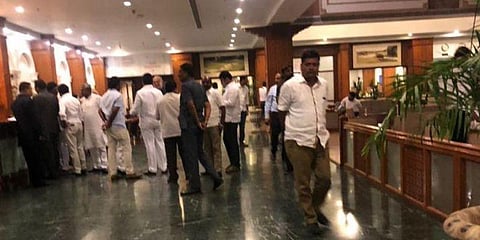 காங்கிரஸ் எம்.எல்.ஏக்கள் மோதல் ? - ஒருவர் மருத்துவமனையில் அனுமதி