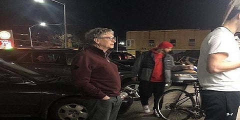 சாலையோரத்தில் பர்கருக்காக காத்திருந்த பில்கேட்ஸ் !