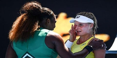 தோல்வியால் கண்கலங்கிய வீராங்கனை! ஆறுதல் கூறிய செரீனா!