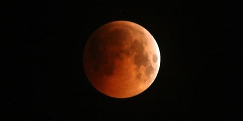 அமெரிக்காவில் தெரிந்த அதிசயமான முழு சந்திர கிரகணம்