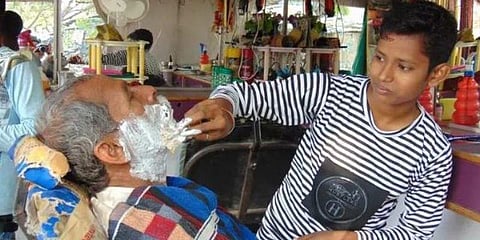 குடும்பத்தைக் காப்பாற்ற ஆணாக மாறி சலூன் நடத்தும் சகோதரிகள்!