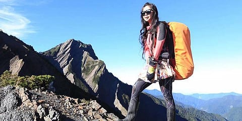 மலைமீது ஏறி போட்டோ எடுக்கும் பெண் - பள்ளத்தில் விழுந்து பரிதாப பலி