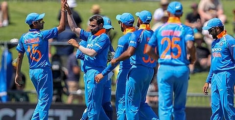 கண் கூசிய சூரிய வெளிச்சம் ! பாதியில் நிறுத்தப்பட்ட இந்தியா - நியூசி. போட்டி !