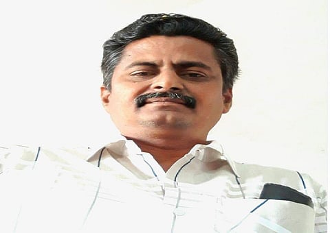 போலீஸ் காவலிலும் மாணவர்களுக்கு கல்வி போதித்த ஆசிரியர்