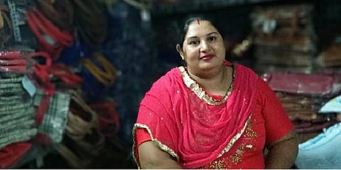 ஆன்லைன் வியாபாரம் மூலம் மாதம் 8 லட்சம் சம்பாதிக்கும் இல்லத்தரசி