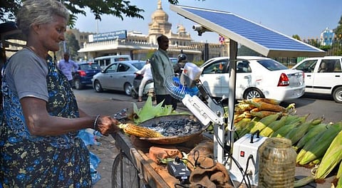 சூரிய மின்சக்தியால் தனது வியாபாரத்தை எளிதாக்கிய மூதாட்டி !