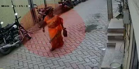 பாதி விலைக்கு வீட்டுப்பொருட்கள் : நூதன மோசடி செய்யும் பெண்