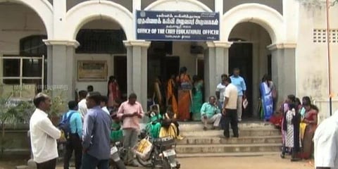 தற்காலிக ஆசிரியர் பணிக்காக விண்ணப்ப விநியோகம் - அலைமோதிய பட்டதாரிகள்