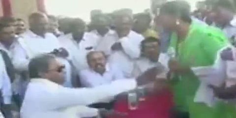 பெண்ணிடம் மைக்கை பறித்த சித்தராமையா - வைரலாகும் வீடியோ