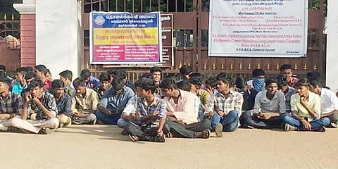 புதுக்கோட்டை கல்லூரி மாணவர்கள் வகுப்புகளை புறக்கணித்து போராட்டம்