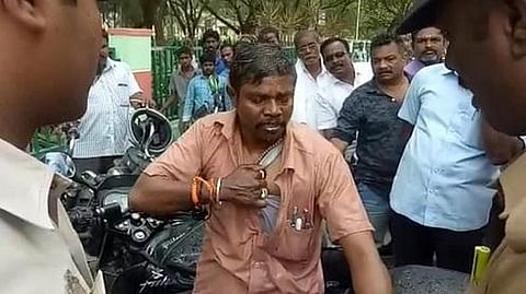 பெற்றோர் திருமணம் செய்து வைக்காததால் இளைஞர் தீக்குளிக்க முயற்சி