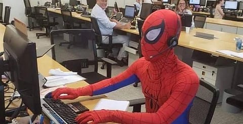 வேலைக்கு ஸ்பைடர் மேன் உடையணிந்து சென்ற ஊழியர் !
