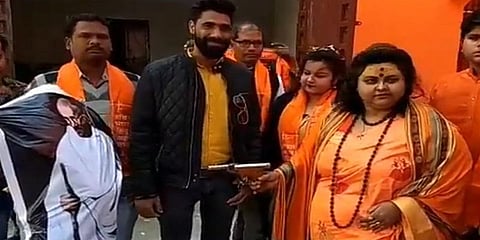 காந்தியை சுட்டுவிட்டு கோட்சேவுக்கு மாலை அணிவித்த இந்து மகாசபா செயலர்